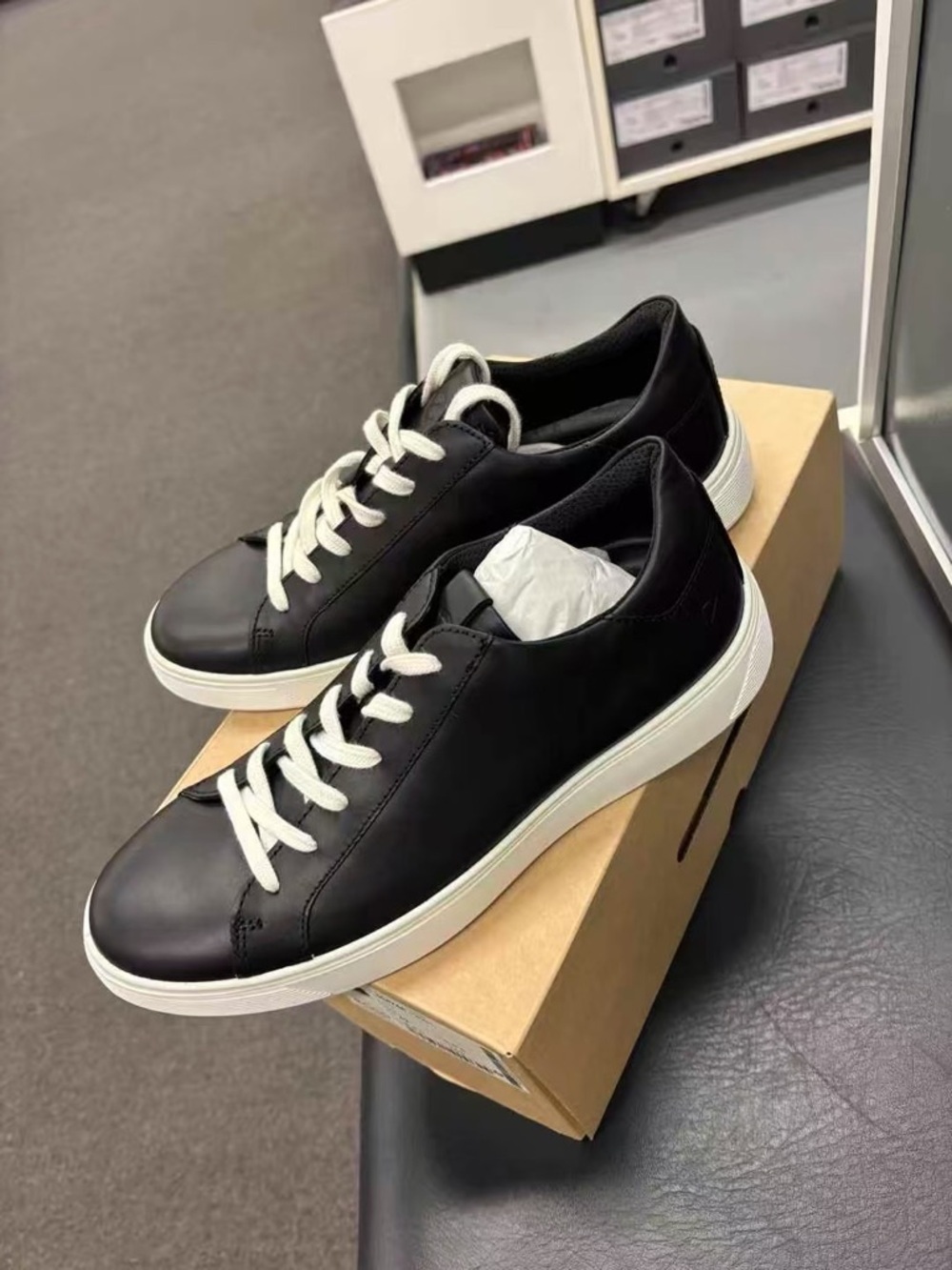 New ECCO STREET TRAY M 504744 color black with white SZ 42